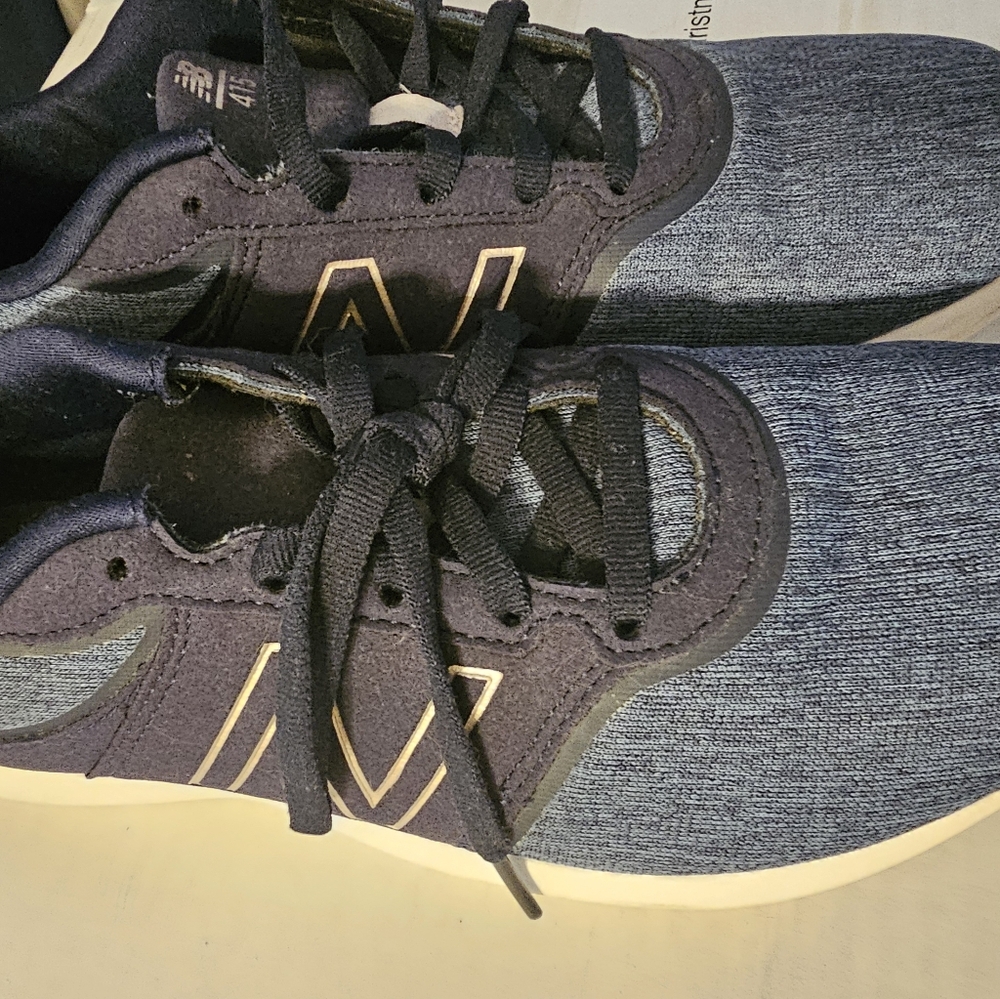 Womens New Balance tennis shoes